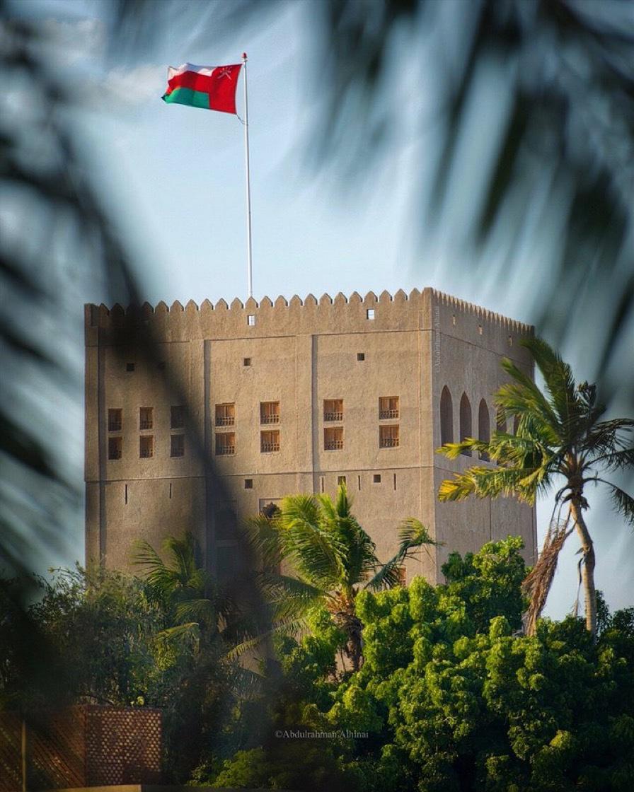 🌹
ستدرِك في وقتٍ متأخّـر من الحياة أنَّ معظم المعارك التي خضتها لم تكُن سوى أحداث هامشيّة أشغلتك عن حياتك الحقيقية ..