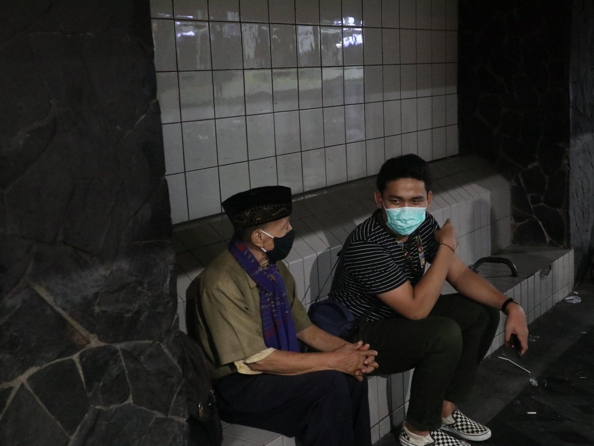 bydhowie_'s tweet image. Semalem lg hunting iseng iseng,
Tiba tiba ada bapak bapak naik sepeda tapi sepedanya ga di gowes cuma di naikin terus di dorong gitu pelan2.
Dia turun dari sepeda terus duduk kaya mau nawarin sesuatu gitu.
Pas gue tanya "dari mana pak"
Bapaknya jawab "dari pal merah