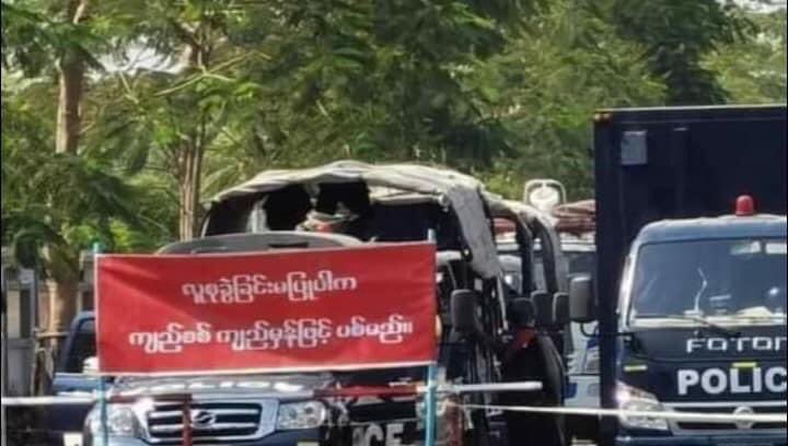 In Mandalay, military put out a sign that says ‘if the protestors do not disperse, they will use real live ammunitions’. 

@MayWongCNA <a href="/freya_cole/">Freya Cole</a> <a href="/RapporteurUn/">UN Special Rapporteur Tom Andrews</a> <a href="/hninyadanazaw/">Hnin Zaw</a> 
#WhatsHappeningInMyanmar 
#feb14coup