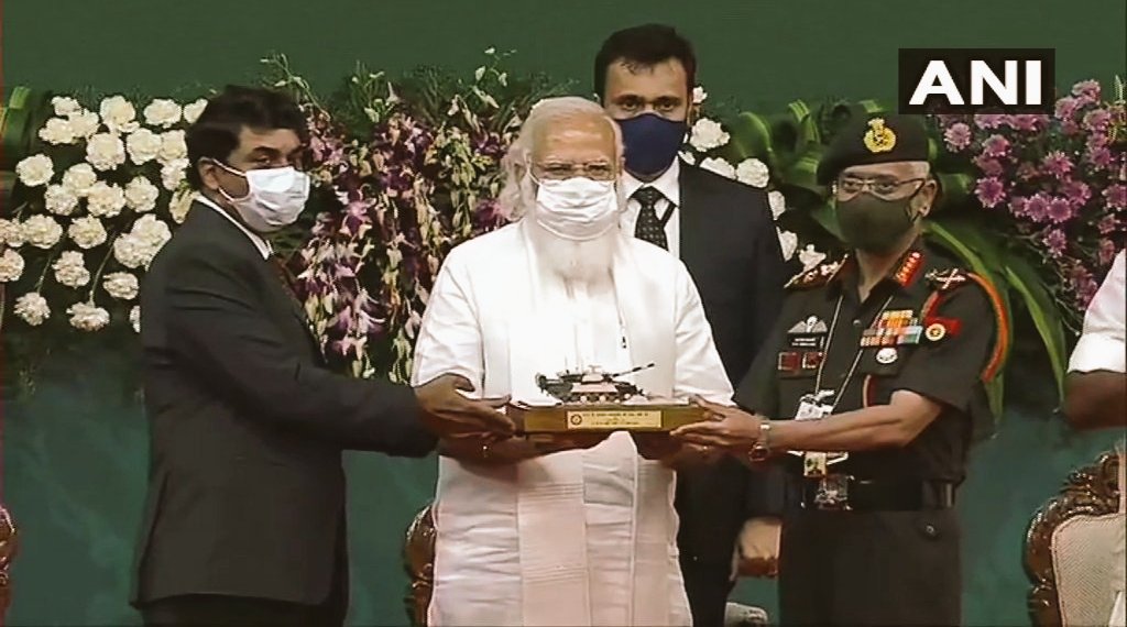Defence_Squad_'s tweet image. Prime Minister Narendra Modi hands over the Arjun Main Battle Tank (MK-1A) to Indian Army Chief General MM Naravane.
#IndianArmy #ArjunTank #ArjunMK1A #Jaihind