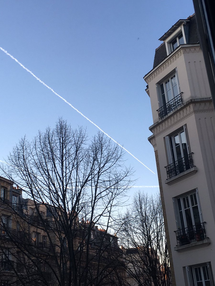 blecumberri's tweet photo. ¿Quién está mirando desde la ventana de ese avión en este momento? ¿Va de vacaciones? ¿Cuantas PCRs se habrá hecho? ¿Sirven café en los aviones ahora? Rastros de aviones desde la ventana. Pensamientos matinales #mascafe https://t.co/TIAISQCiiG