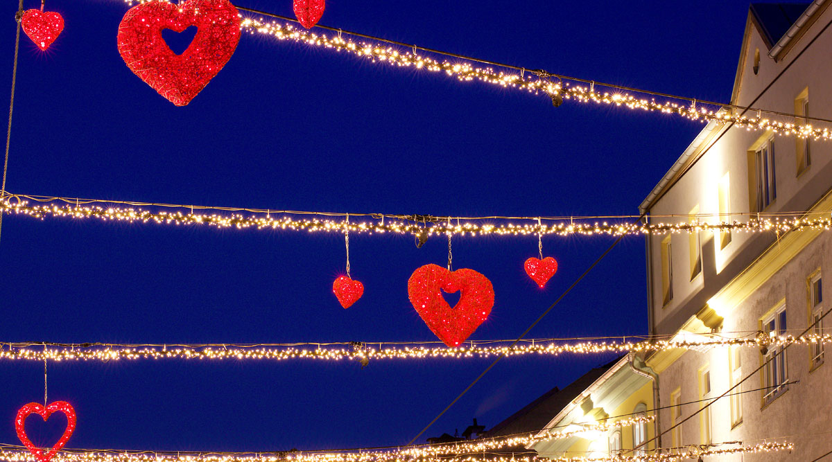 LOVE AND LIGHT ARE IN THE AIR... Happy Valentine's Day! Did you know that in Germany, and in Austria, the average spend on loved ones is around EUR 60 per head (sources: the German and Austrian Trade Associations). #happyvalentinesday #love #celebration #loveisintheair