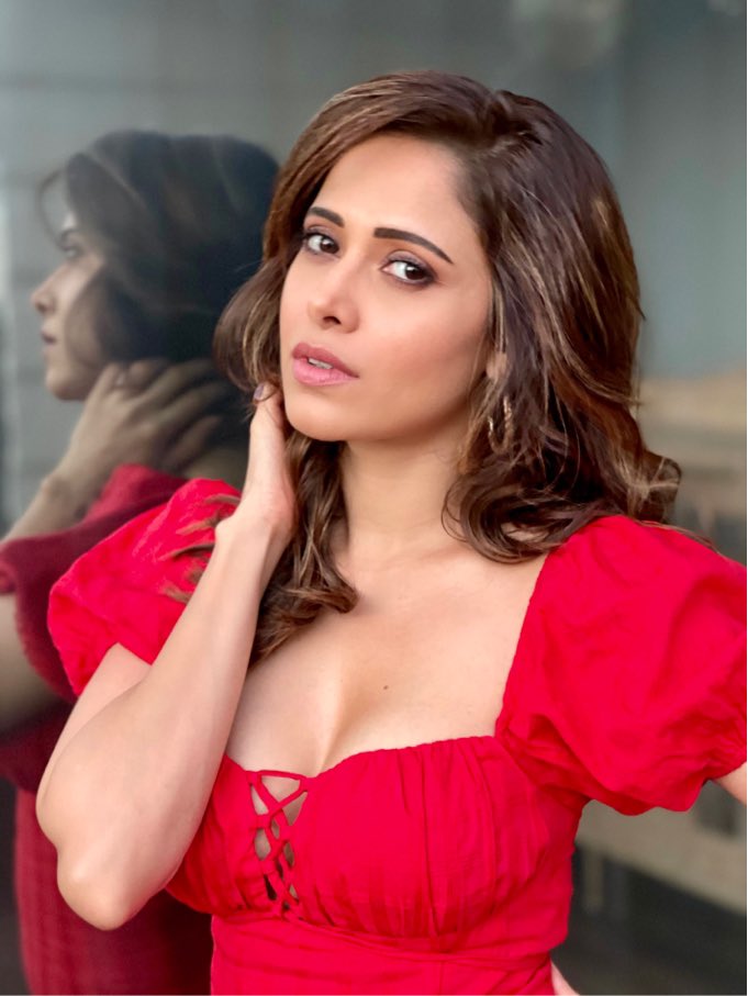 Nushrratt's tweet photo. Yeh pyaar ka hafta nahi, Yeh hafte bhar ka pyaar hai!

#RealityVSExpectation 
#BeSmart
#KnowTheDifference https://t.co/0NfF8SYQYj