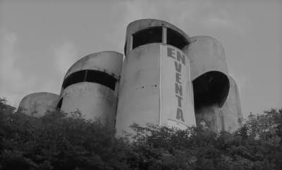 DansahRs's tweet photo. Una versión más, se cuenta que los albañiles que trabajan en el proyecto, fallecían de forma misteriosa, por eso la casa duró años en obra gris, pues ya nadie se atrevía a trabajar ahí... https://t.co/zTbXG8HG0W