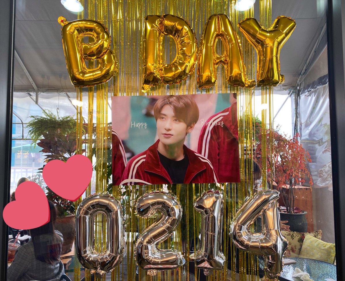 S2NCT_LOVES2's tweet photo. 오늘은 재현이 생일🎉🎉 이렇게 서울에서도 아닌 멀리 지방에서도 재현이 생일 축하해줄 수 있게 해주셔서 감사합니다😭 컵홀더 진짜 너무예뻐서 운다 울어ㅠㅠ 재현아 생일축하해💚 건강 조심하고 감기 조심하고 행복한 하루 보냈으면 좋겠다!🌱 #겨울의끝_봄의시작_재현이의_생일을_축하해 https://t.co/emGufAhUTQ