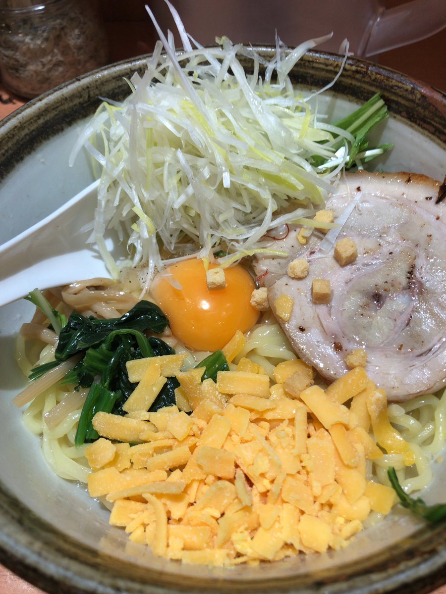 美容室行って、あまりにお腹が鳴るもので帰りに俺流塩ラーメン@下北沢店さんへ
チーズまぜそばいただきますー！