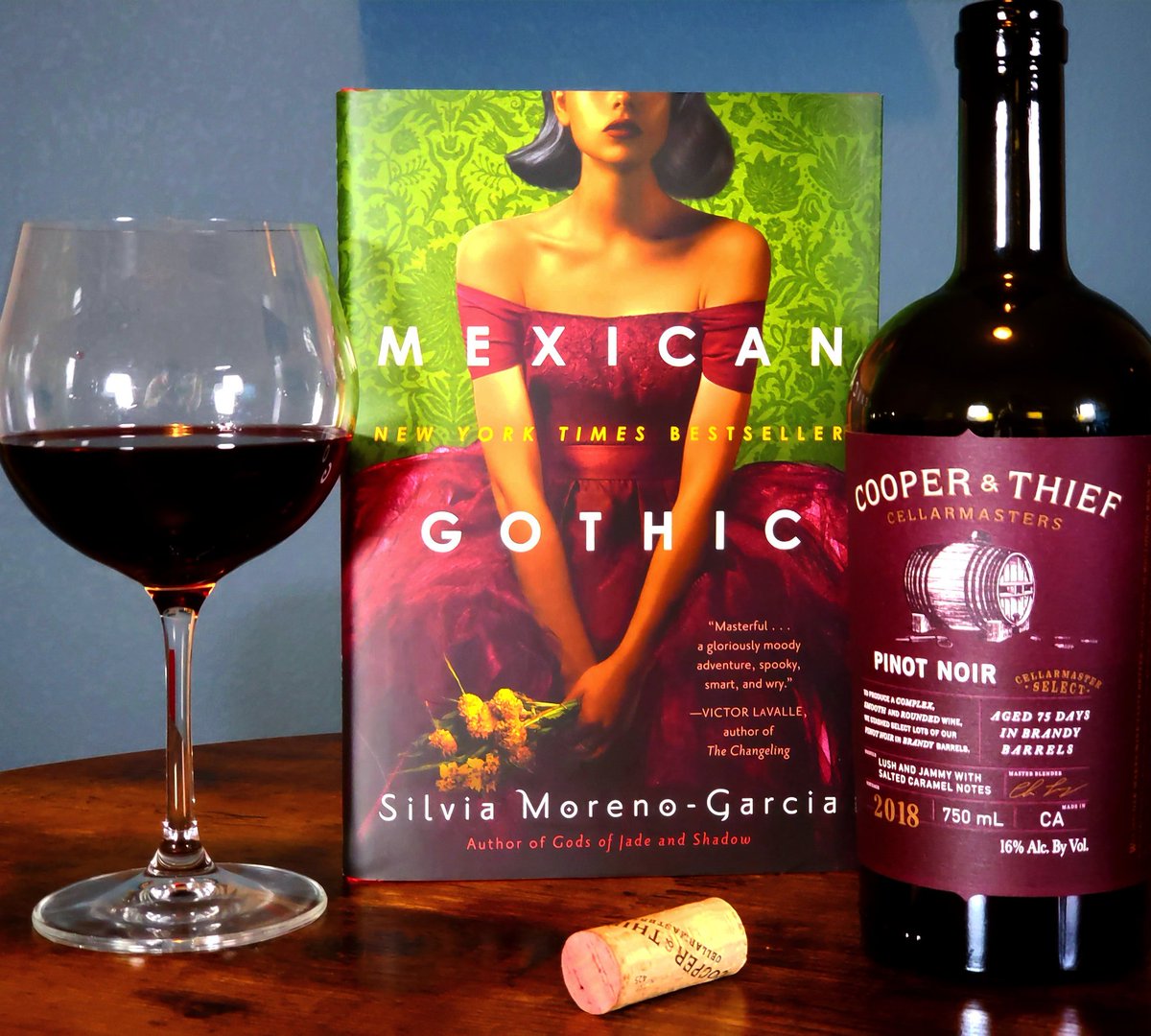 Saturday night fright with a sweet brandy barrel aged Pinot Noir 📖🍷

#wine #winetime  #pinotnoir #horrorbooks  #silviamorenogarcia #mexicangothic  #book #books #cheers #bookndrink