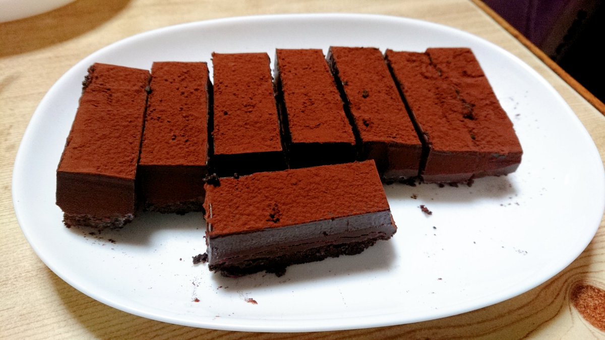 Bren_gameover's tweet photo. 姪がチョコ作ってたからついでに生チョコタルトっぽいものを作ったw
3枚目は固まらないと焦った姪のチョコと固める前のチョコを交換して冷凍庫で無理矢理固めたやつ
すぐ溶けてきたからチョコフォンデュっぽくしてもよかった……… https://t.co/WOuF16MlCD