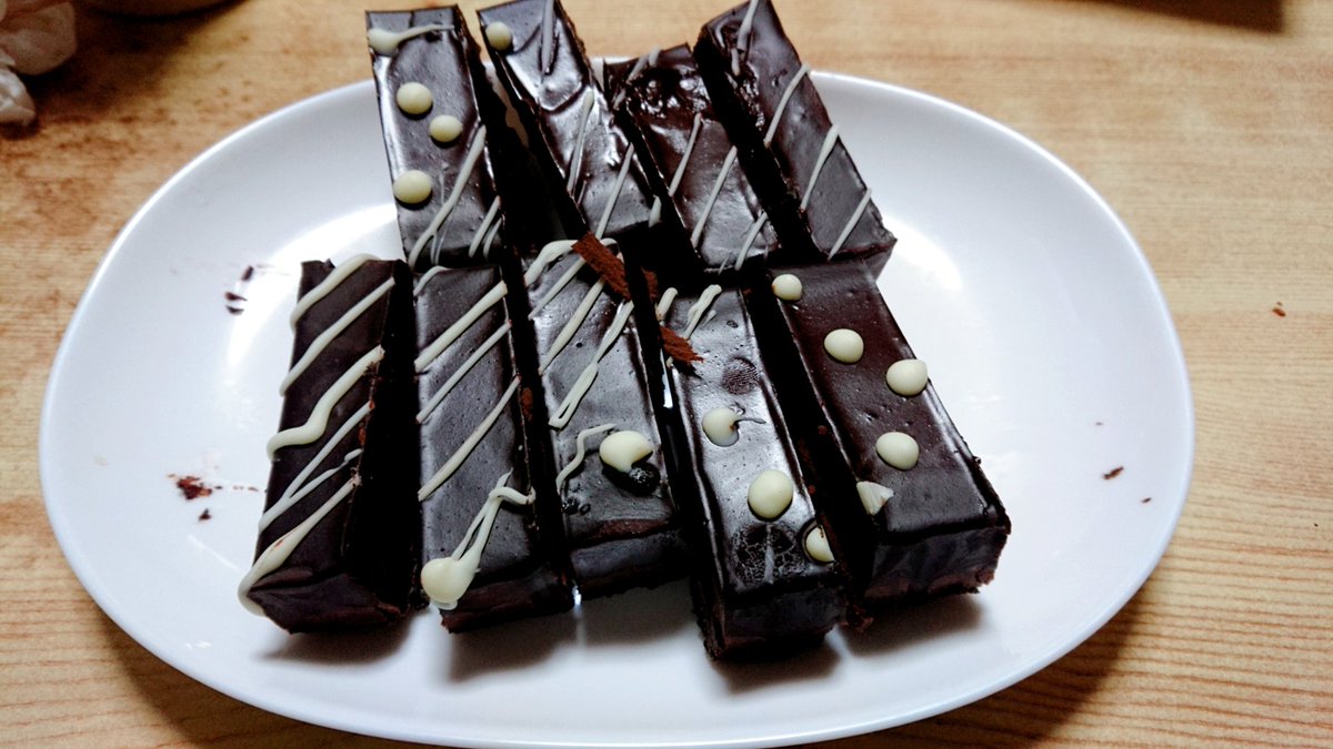 Bren_gameover's tweet photo. 姪がチョコ作ってたからついでに生チョコタルトっぽいものを作ったw
3枚目は固まらないと焦った姪のチョコと固める前のチョコを交換して冷凍庫で無理矢理固めたやつ
すぐ溶けてきたからチョコフォンデュっぽくしてもよかった……… https://t.co/WOuF16MlCD