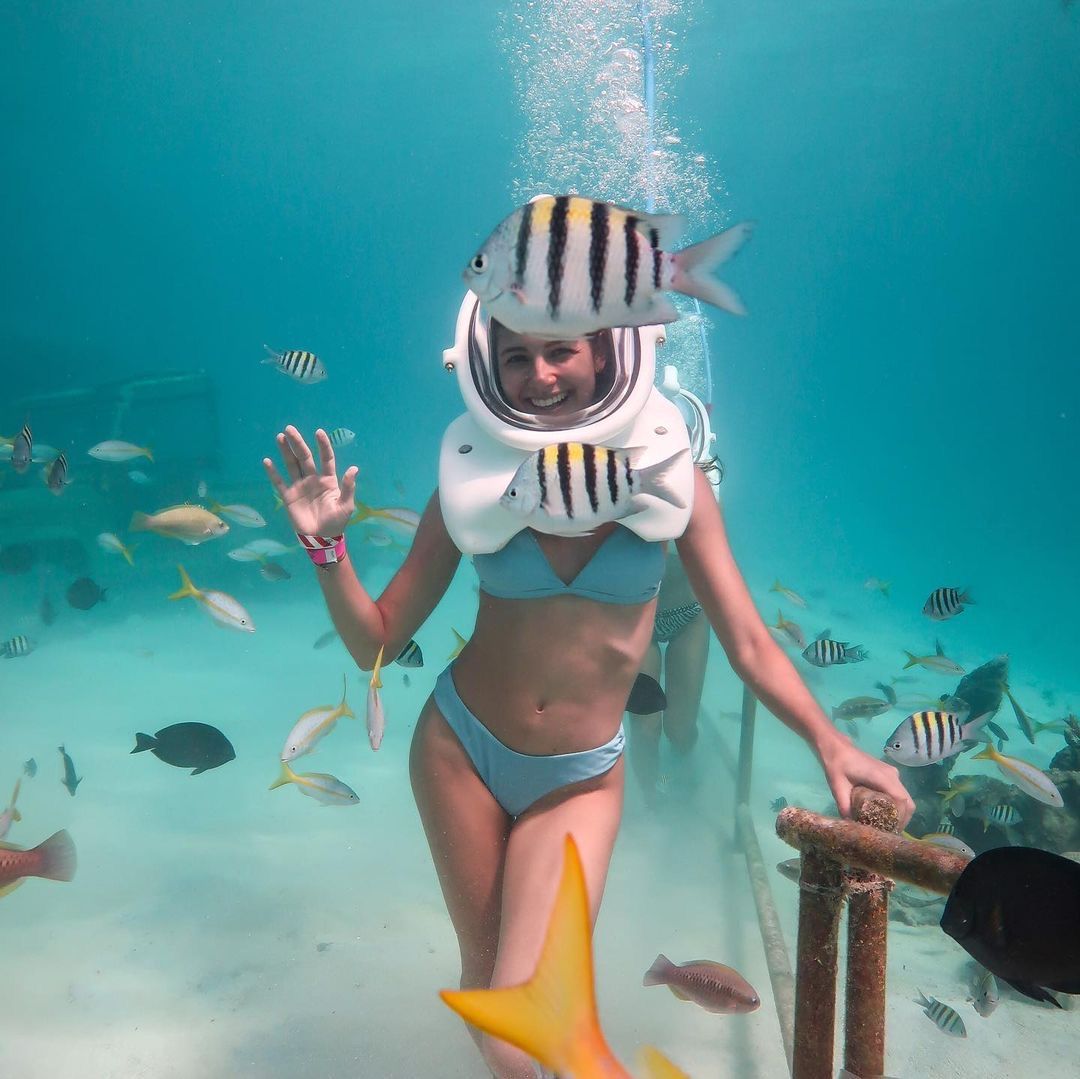 sea_trek's tweet photo. Felicidad en el fondo del mar con @sthefaniadiazgobbi 🌊🐠🔙❤️ 
📌 @depalmisland #Aruba
.
.
.
.
.
.
#seatrek #helmetdiving #helmetdive #walkunderwater #seatrekking #aquarium #dive #travel #staycation #vacation #travelgram #adventure #depalm #ocean #sea #fish https://t.co/lWxPIMTmob
