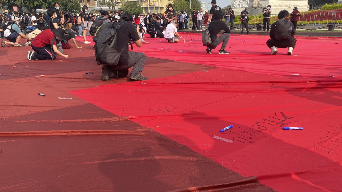 The red cloth on the ground was an unusual sight indeed. The pro-democracy protestors have put up a white one on the monument last year but this time it is a symbolic step up to chose red instead.  #ม็อบ13กุมภา  #ยกเลิก112
