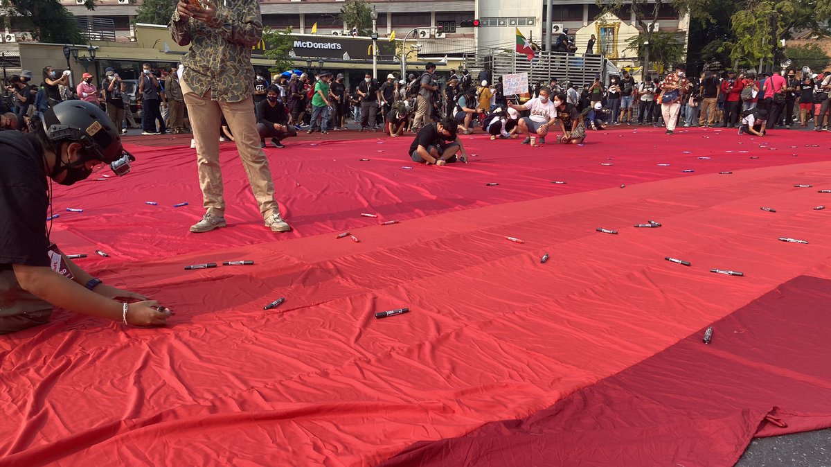 The red cloth on the ground was an unusual sight indeed. The pro-democracy protestors have put up a white one on the monument last year but this time it is a symbolic step up to chose red instead.  #ม็อบ13กุมภา  #ยกเลิก112