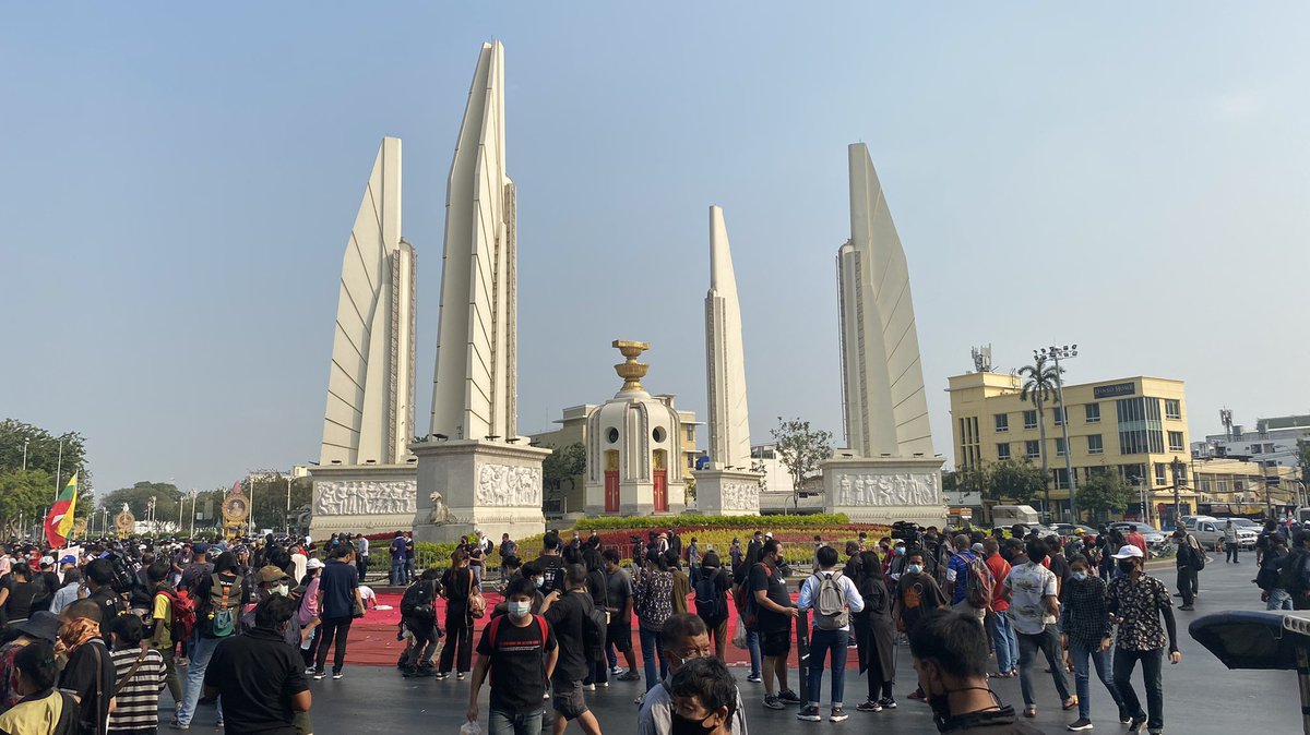 Eveything was peaceful at this point around 4 pm. The protestors have taken one side of the monument while traffic was still passing on the other side of the road with minimal police presence.  #ม็อบ13กุมภา