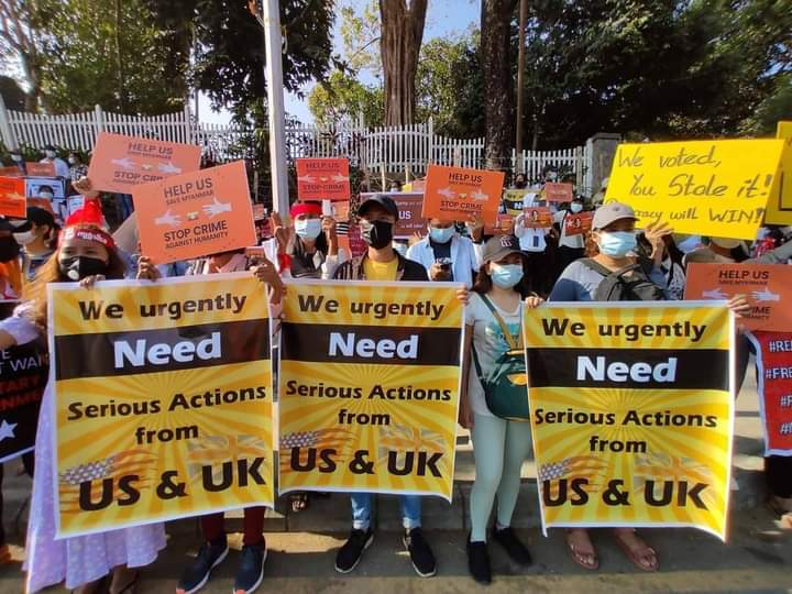 theint_zon's tweet photo. JUNTA STARTS VIOLENCE
We urgently Need Serious Actions from US&amp;UK
#Feb14Coup           #WhatsHappeningInMyanmar https://t.co/beZ0cEYZaB