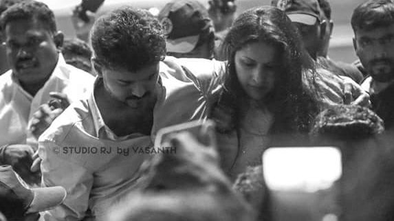 4) From being a protective husband, a caring wife, a great son, daughter and responsible parents this pair is indeed a gem  #Master  #ValentinesDay  #ThalapathyVIJAY  #HappyValentinesDay  @actorvijayEnding the thread, hope u all liked it