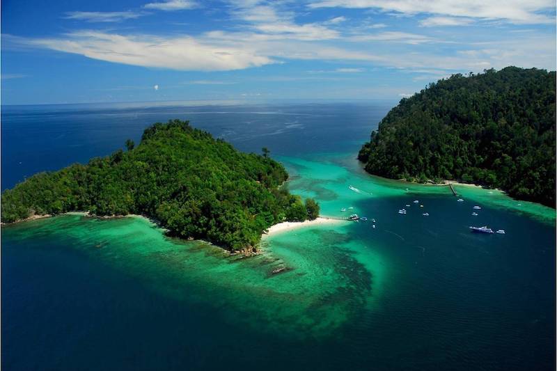 We're off to a stunning natural site today, Tunku Abdul Rahman National Park. It's made up of five islands located between about 2 to 5 miles off the coast from the state of Sabah, Malaysia. It's named after Malaysia's first Prime Minister. It's popular for swimming & snorkeling.