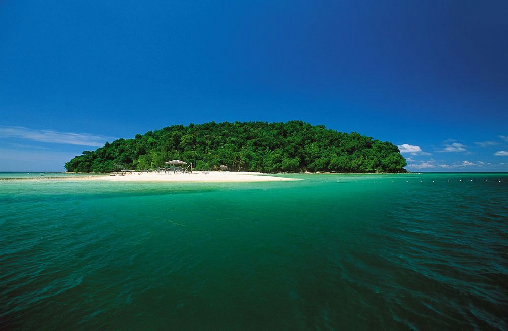 We're off to a stunning natural site today, Tunku Abdul Rahman National Park. It's made up of five islands located between about 2 to 5 miles off the coast from the state of Sabah, Malaysia. It's named after Malaysia's first Prime Minister. It's popular for swimming & snorkeling.