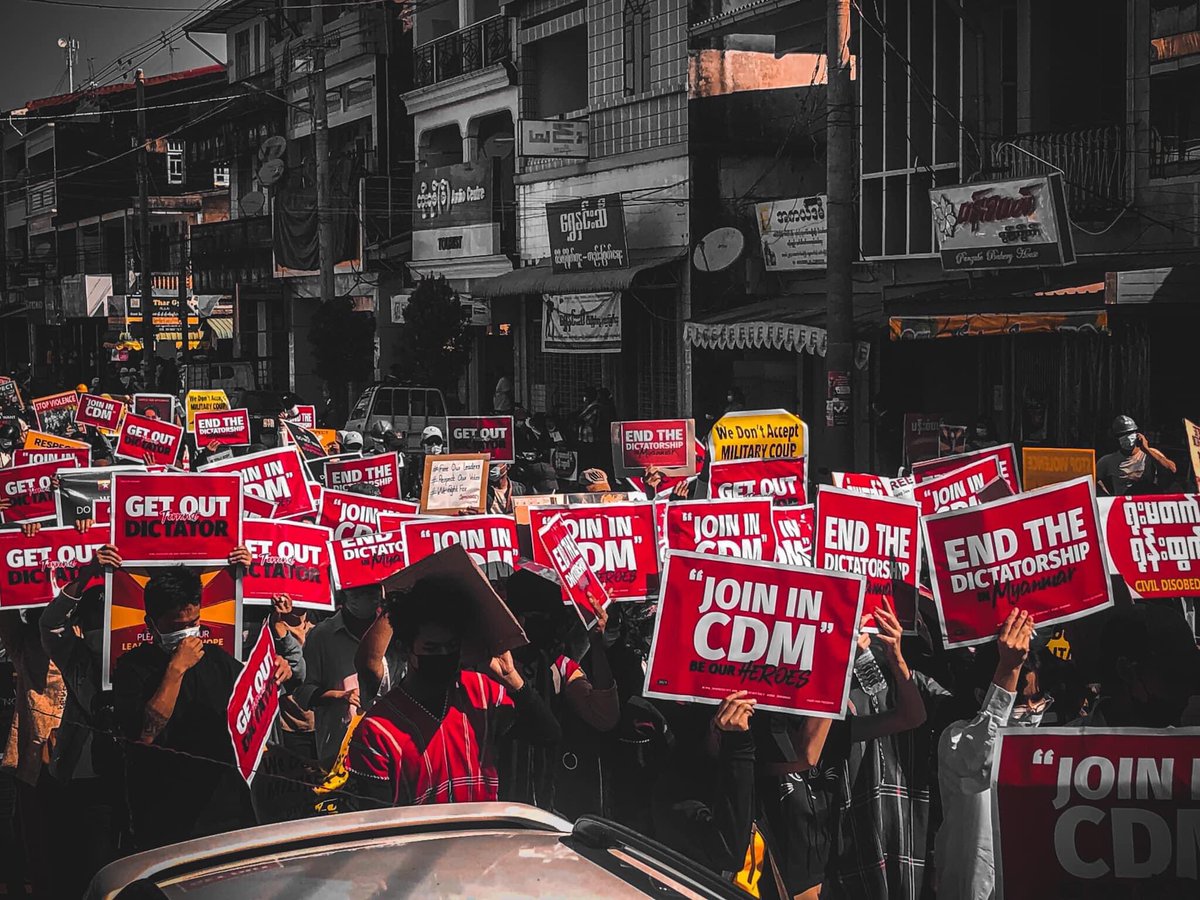 Stop violence. Stop night arrests. 
Please join in CDM to end the dictatorship. 

JUNTA STARTS VIOLENCE
#Feb14Coup
#WhatsHappeningInMyanmar