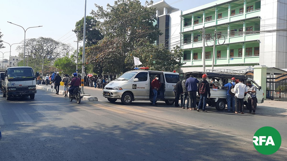 သေနတ်ကျည်ဆံထိမှန်​သေဆုံးခဲ့တဲ့ မမြသွဲ့သွဲ့ခိုင် အ​လေးပြုအခမ်းအနားနဲ့ စစ်အာဏာရှင်ဆန့်ကျင်​ရေး အခမ်းအနားကို ဘာသာစကားမျိုးစုံနဲ့ မန္တ​လေးမြို့ နိုင်ငံခြားဘာသာတက္ကသိုလ်မှာ ပြုလုပ်​ကြတာ ဖြစ်ပါတယ်။
