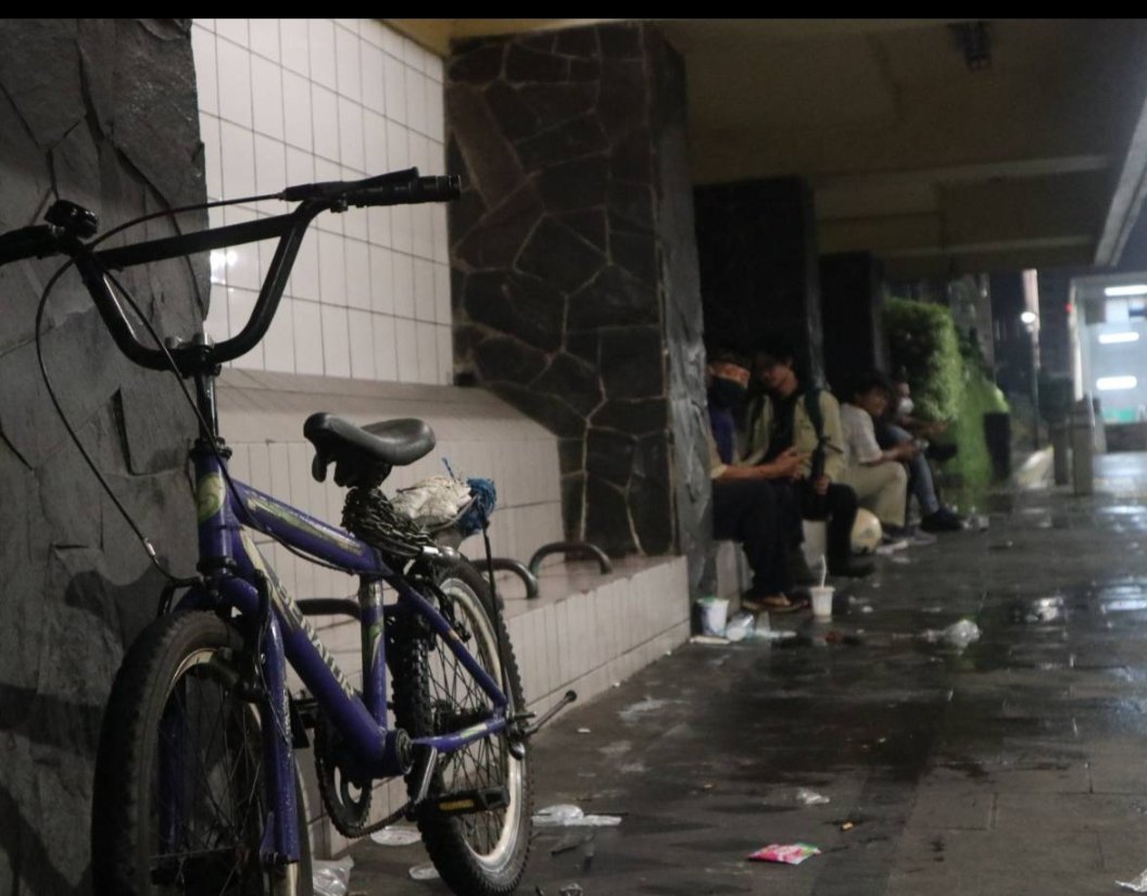 bydhowie_'s tweet image. Semalem lg hunting iseng iseng,
Tiba tiba ada bapak bapak naik sepeda tapi sepedanya ga di gowes cuma di naikin terus di dorong gitu pelan2.
Dia turun dari sepeda terus duduk kaya mau nawarin sesuatu gitu.
Pas gue tanya "dari mana pak"
Bapaknya jawab "dari pal merah