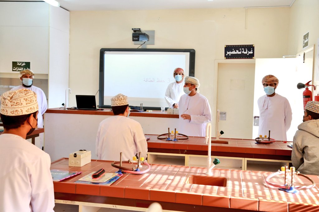 EduGovNBT2605's tweet photo. زيارة الدكتور عبدالرحمن العوضي مدير مساعد مكتب الإشراف التربوي بشناص للشؤون التربوية للمدرسة لمتابعة سير العملية التعليمية.
#فعاليات_تعليمية_شمال_الباطنة 
#مدارسنا_بأعيننا https://t.co/7SNgpqIXUj