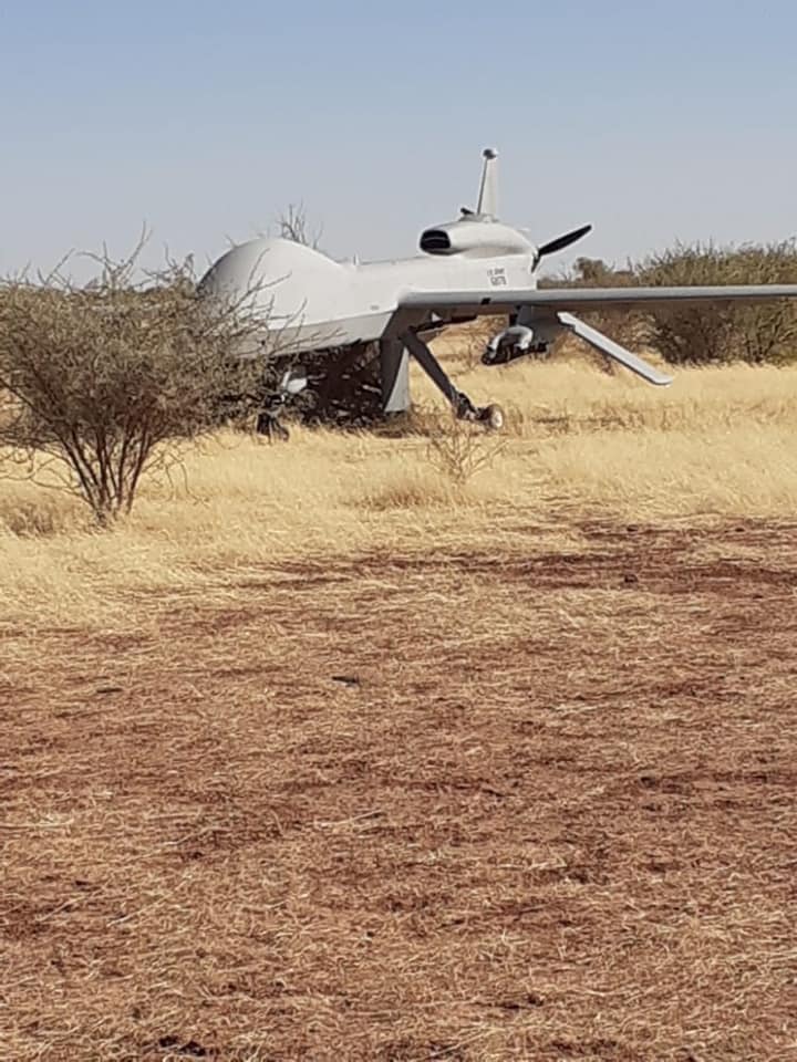 joepenney's tweet photo. On January 23, an armed Africom drone crashed in Ingall, northern Niger. People started posing for pictures in front of it, not knowing that there are missiles attached to the drone. Since the US built a drone base in Niger, armed drones have crashed on a regular basis (Aïr Info) https://t.co/rhRzoOBYaP
