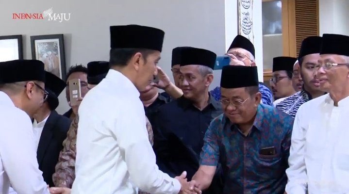 Kalo hanya krn ikut foto bareng Jokowi  langsung dicap buzzerp, trus yg foto salaman  sambil mundhuk2 gini namanya apa ya? Coba kita tanya Pak ⁦<a href="/msaid_didu/">Muhammad Said Didu</a>⁩ :))