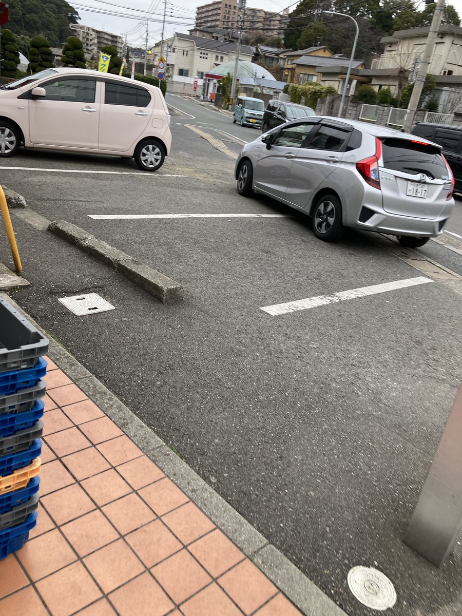 hilo_mad's tweet photo. この状態でずっと駐車場塞いでる。
これだから年寄りは。。。って、言いたくなる訳ですよ。 https://t.co/xekr74AoEW