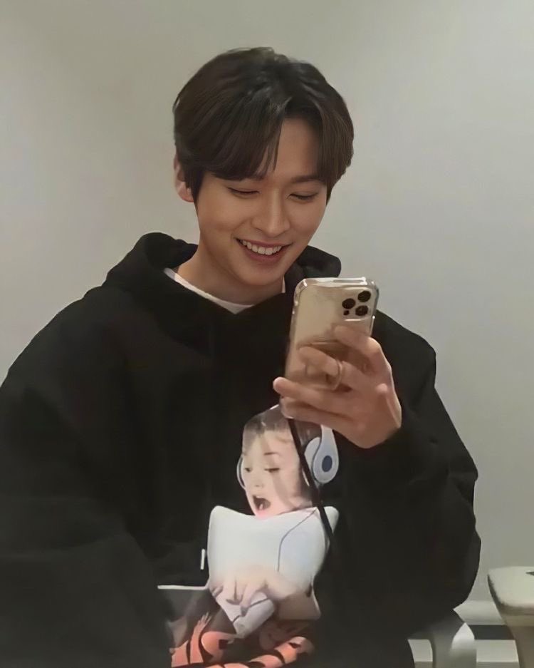 anyways, in honour of valentines’ day — a long thread of minho boyfriend quality pics for all the singles