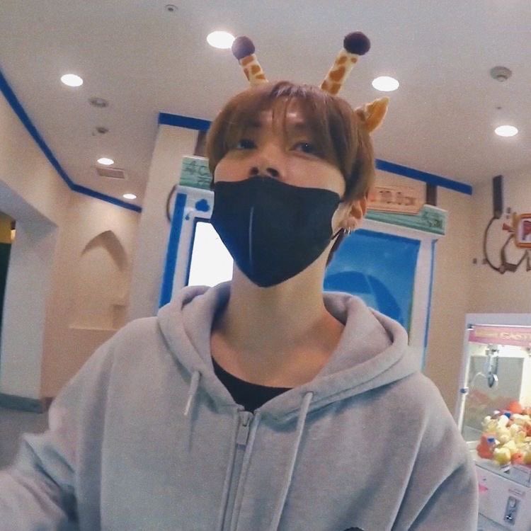 anyways, in honour of valentines’ day — a long thread of minho boyfriend quality pics for all the singles