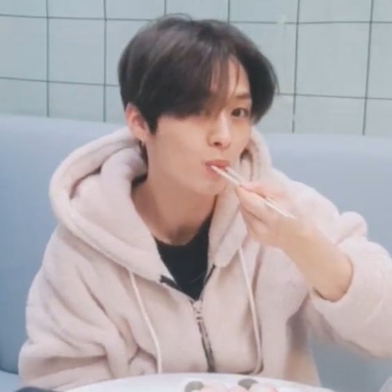 anyways, in honour of valentines’ day — a long thread of minho boyfriend quality pics for all the singles