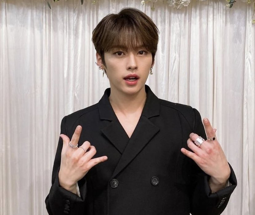 anyways, in honour of valentines’ day — a long thread of minho boyfriend quality pics for all the singles