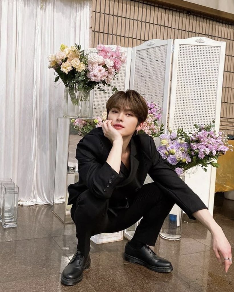 anyways, in honour of valentines’ day — a long thread of minho boyfriend quality pics for all the singles