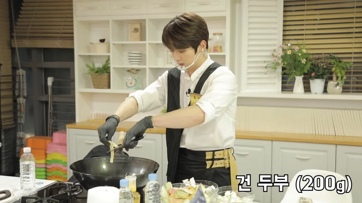 anyways, in honour of valentines’ day — a long thread of minho boyfriend quality pics for all the singles