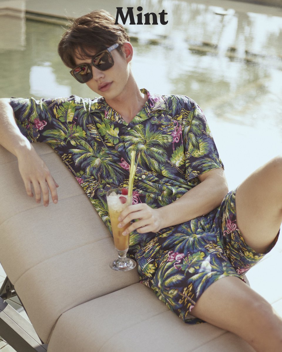 mintmag_th's tweet photo. วันนี้วันวาเลน ไทน์ เหรอออ...? มิน่าล่ะเห็นคนเดินควงมาเป็น คู่กัน เยอะเชียว ///กดแว่นมองคนโสด 😎

#BRIGHTWINxMINTESCAPE  
#MintUnpublished 
#MintMagTH https://t.co/ME4nTjhPYz