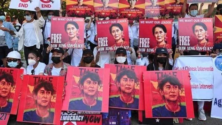 aeribbh11's tweet photo. Myanmar is not safe anymore. We always have to be afraid what is gonna happen to us  at night and in the morning. Military arrested our leader Aung San Suu Kyi and President U Win Myint since 1st Feb, 2021.
JUNTA STARTS VIOLENCE 
#Feb14Coup
#WhatsHappeningInMyanmar https://t.co/8qkKCXO9F1