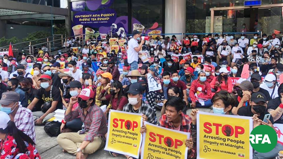 ရန်ကုန်မြို့၊ လှည်းတန်းစင်တာရှေ့မှာ ဖေဖော်ဝါရီ ၁၄ ရက်နေ့က စစ်အာဏာရှင်ဆန့်ကျင်ရေးအတွက် လူငယ်တွေ ငြိမ်းချမ်းစွာ ဆန္ဒပြနေကြတာဖြစ်ပါတယ်။