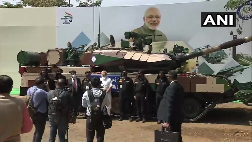 defencedefine's tweet image. तमिलनाडु: प्रधानमंत्री नरेंद्र मोदी ने चेन्नई में सेना प्रमुख जनरल एम.एम. नरवणे को अर्जुन मेन बैटल टैंक(एमके-1ए) सौंपा।
#IndianArmy 
#ArjunTank