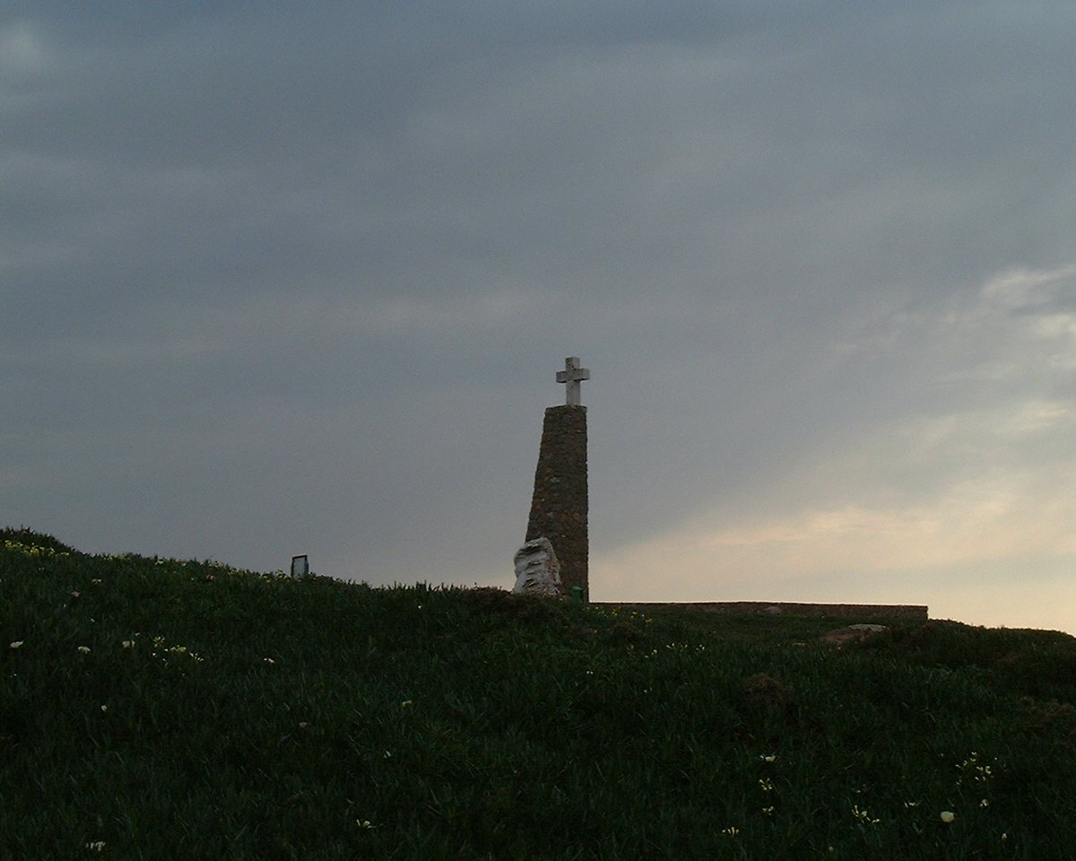 ランドクルーズ 公式 欧州発着周遊バスの旅 ロカ岬 ユーラシア大陸の果て 深夜特急 で最後に目指した岬 か と思っていましたが それはもうちょっと南のサン ヴィセンテ岬です ロカ岬のほうがもうちょっと西に突き出ています 地の果て 岬