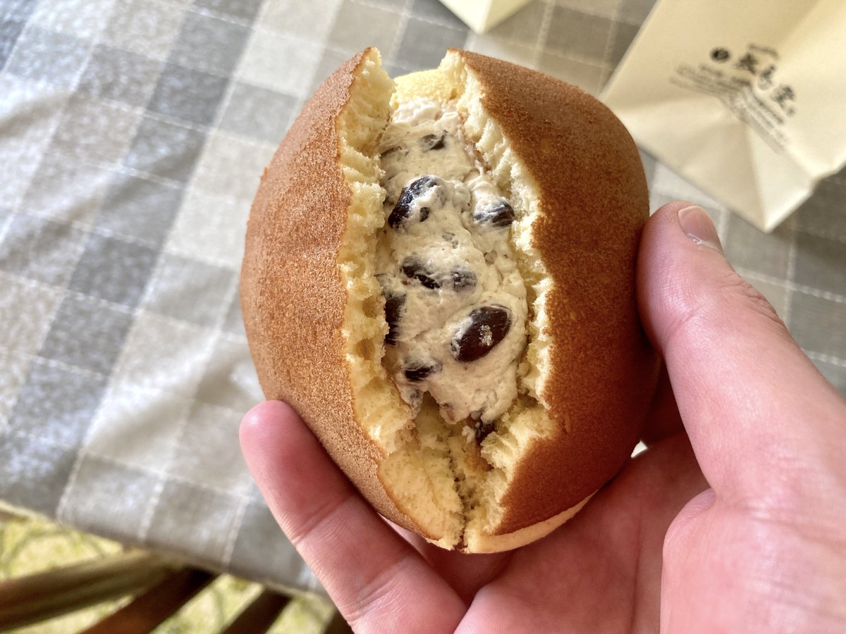 マルジャパン Pa Twitter ちょい近所の敷島堂で 夢どらクリーム小倉買ってきた 普通のどら焼きより食感が軽くて 好きなの でも軽すぎて 全然お腹に たまらないのが不満なの たまるまで食べたら食べ過ぎー それはそれとして ここのカフェ名物の 10円