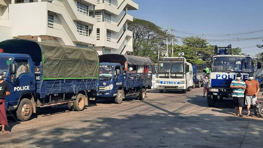 Sabei18531269's tweet photo. @RapporteurUn Line of Tanks , Water Cannon Trucks and Army and Police Forces came into the city of Yangon, forcefully unblocking the barricades that civilians kept for the Safety at each ward. People are living in fear Now. Help us
#MilitaryRaid
#WhatsHappeningInMyanmar
#HearTheVoiceOfMyanmar https://t.co/LZbM3xfzMK