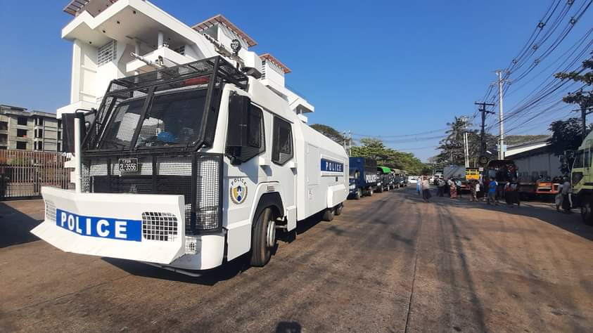 Sabei18531269's tweet photo. @RapporteurUn Line of Tanks , Water Cannon Trucks and Army and Police Forces came into the city of Yangon, forcefully unblocking the barricades that civilians kept for the Safety at each ward. People are living in fear Now. Help us
#MilitaryRaid
#WhatsHappeningInMyanmar
#HearTheVoiceOfMyanmar https://t.co/LZbM3xfzMK