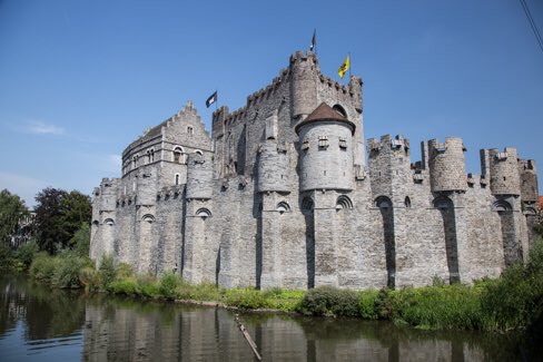 Рыцарский замок в средневековье в европе. В каком веке появляются замки. Замок гравенстен романский. Замки феодалов средневековья. Замок вальзен, бельгия.