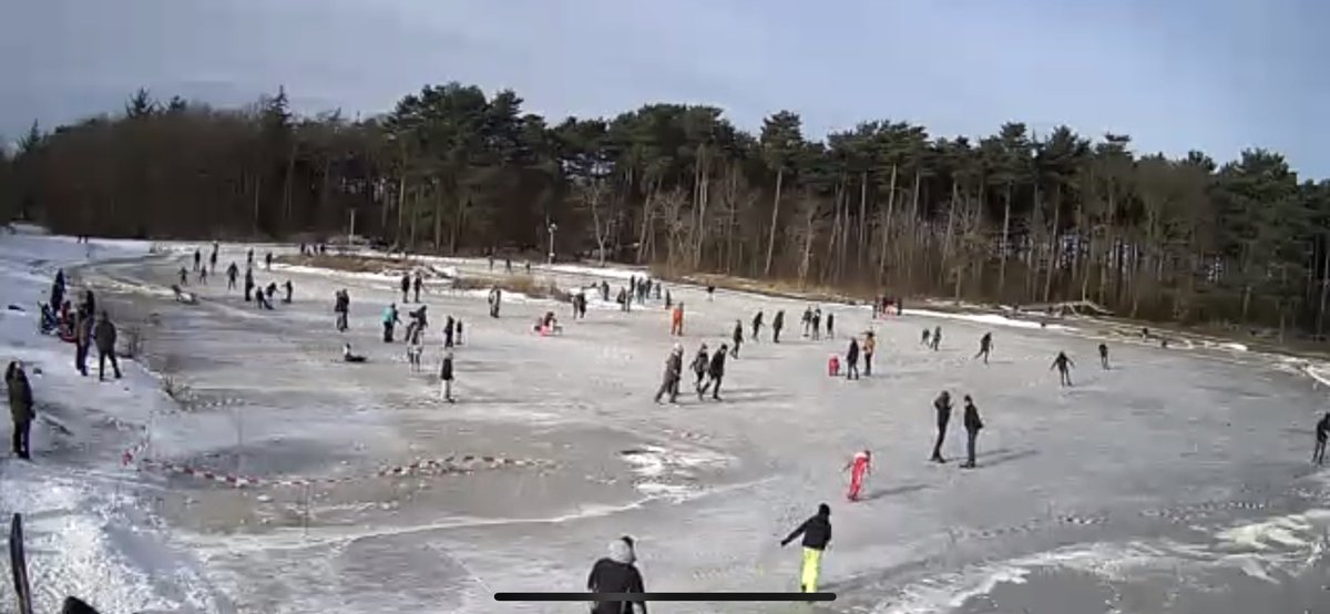 Gezellig op de IJsbaan. ☀️ ❄️🛷⛸ #Terschelling #Schaatsenopnatuurijs  open tot 20.00 uur