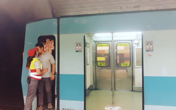 metrodesantiago's tweet image. Hoy #14defebrero celebramos el amor con esta linda historia que nació en Metro. Amalia es Asistente de Servicios y Rodrigo, Conductor de trenes de L5 🚇 ❤️
Te invitamos a conocerlos 👉 metro.cl/historias-de-m…