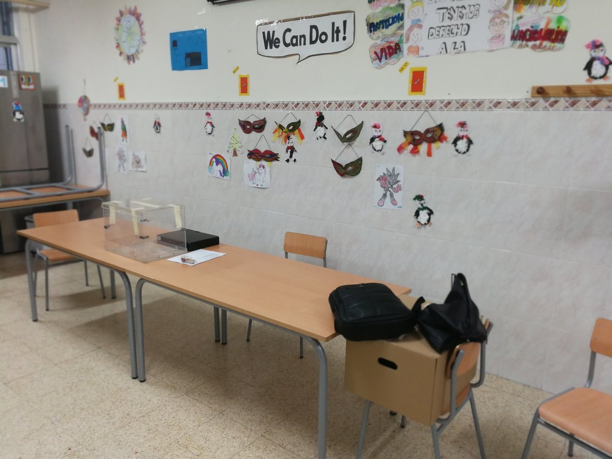 legnagf's tweet photo. @miqueliceta @julia_regue Donde están las mamparas, col·legi Charlie Rivel, l'H, sala de 25m cuadrats i només un passadís per entra i sortir https://t.co/LWTkVpq1Vr