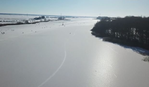 Politie waarschuwt: Al meerdere mensen door het ijs gezakt op Veluwemeer - ..