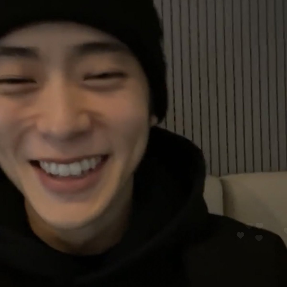 ยิ้มหนวดแมว