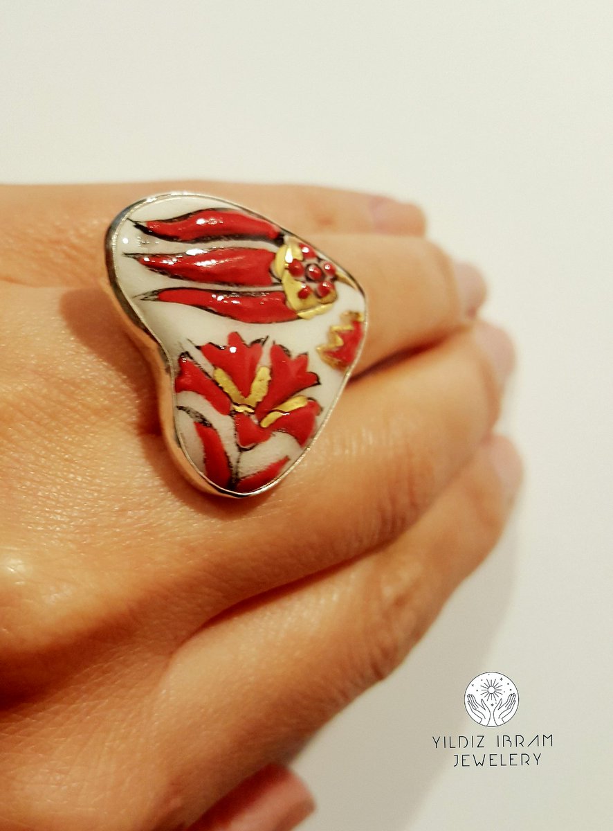 Happy Valentine's Day! ❤ 
Sevgililer Günü Kutlu ve Mutlu Olsun❤❤

Sevenler için kırmızı çiçekli, gümüş, altın ve seramikle özel tamamladığım Kalp Yüzük. 

#kalpyüzük #sevgililergunuhediyesi ❤❤ #candansevgili #kırmızıyüzük #kırmızıçiçekler #aşkiçin ❤ #forlove #ringforlove