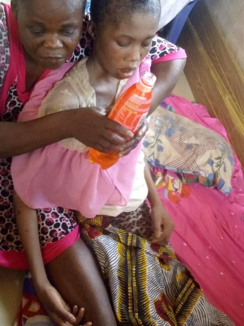artsyada__'s tweet photo. Please help Favour,she has spinal cord injury and needs 7 million .She didn’t write exam with us .

3036060745 Comfort Chinyere Ibezirim ,first bank 
Tag people and retweet please.Every hospital rejected her and doctor said she has just three days and this is the second day https://t.co/PdExbxKULJ